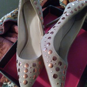Nude color pumps with gold design